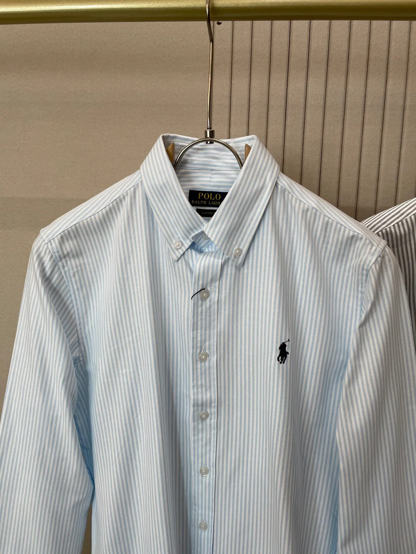 P220 🌸🌸🌸 POLO Ralph Lauren [High Quality] Classic shirt! The classic casual shirt made of pure cotton Oxford cloth has a unique design. It has a simple, clean and classic silhouette design. It is a versatile style that can be switched at will. The fabric feels soft and delicate, highly breathable, and is close to the skin and comfortable to wear. It can be worn alone as an inner layer. Its versatile performance is beyond your imagination! The upper body of the ready-to-wear is simple and classic yet elegant! Size:M-XXL